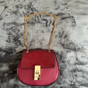 Röd väska - En helt vanlig röd väska. Använd ett par gånger