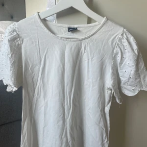 Vit t-shirt med mönster  - normal i storleken 