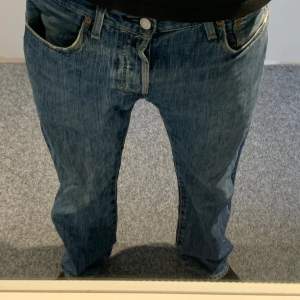 Säljer nu mina Levis jeans då jag inte har någon användning, bra skick och storlek 30/32