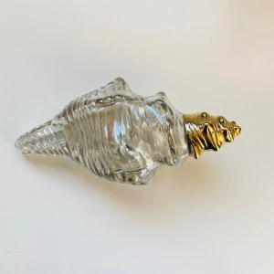 Parfymflaska  - Tom vintage parfymflaska från Avon i form av snäckskal  Glaset skimrar i regnbågens färger 