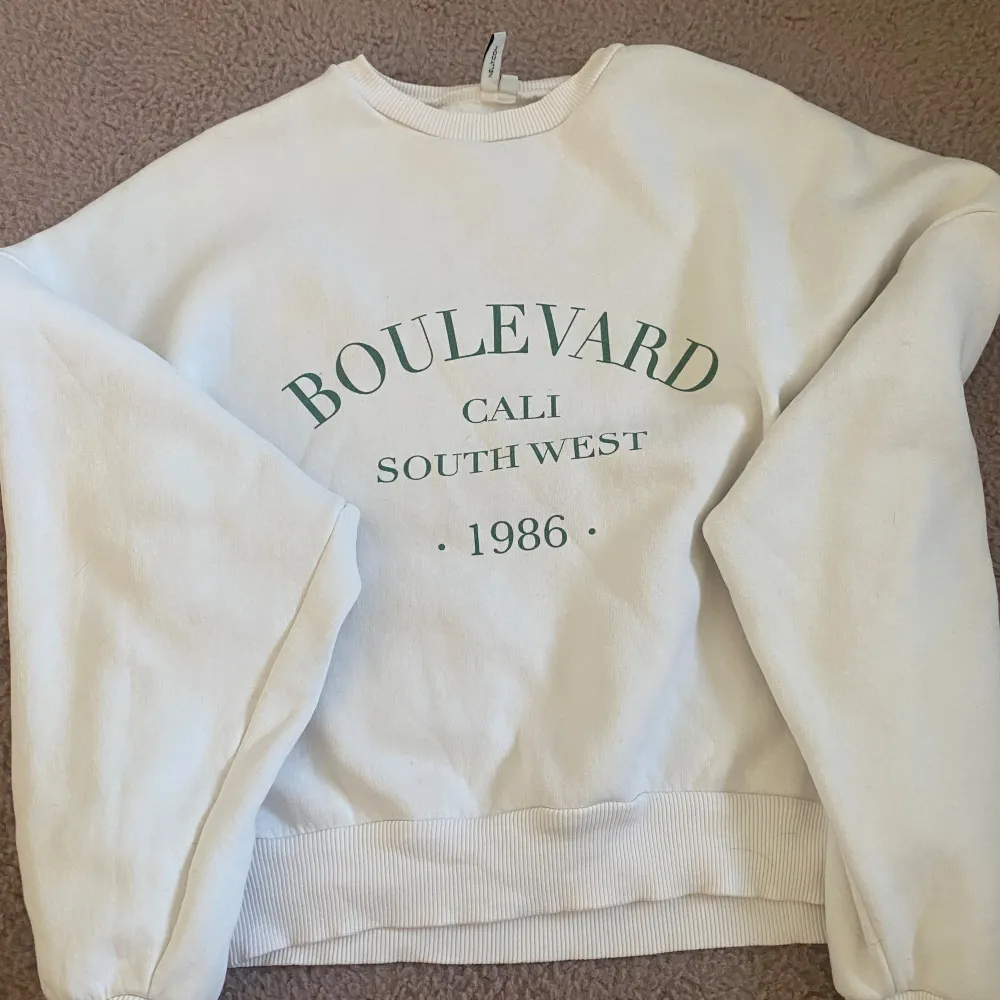 Sweatshirt från Nelly🩷 Den är knappt använd pga att jag inte gillar hur den sitter på mig. Det låga priset är pga att jag bara vill bli av med den🩷. Hoodies.
