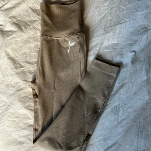 Famme tights - Hittar inte storlek men är antingen xs/s. Dom är fina i rumpan!