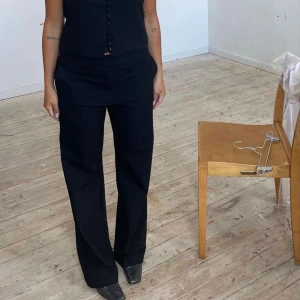 Kostymbyxor  - Svarta kostymbyxor, aldrig använda med prislappen kvar 😇😇