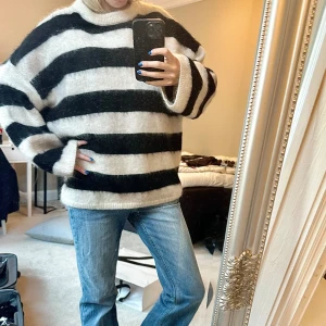 Stickad Hm tröja - Stickad mysig HM tröja som är helt slutsåld🖤🤍