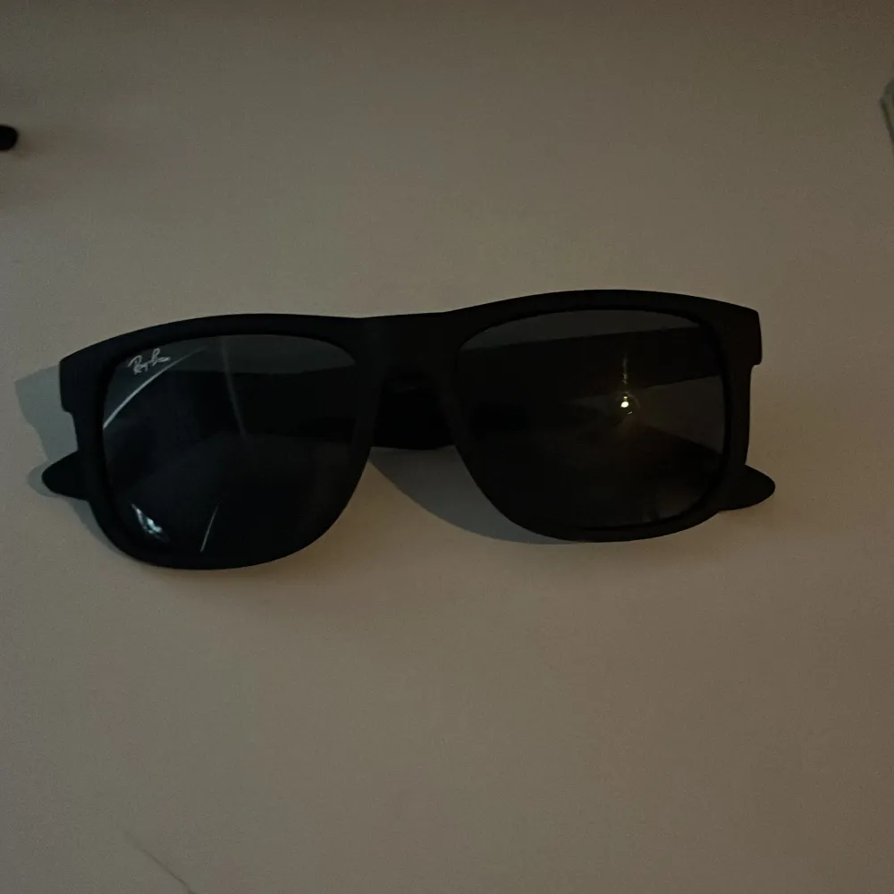 Feta Raybans, använd 1-2 gånger köp!!!!🤩. Övrigt.