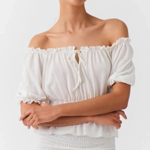 Ginatricot topp - Säljer denna oanvända sommartopp från ginatricot. Säljer pågrund av att jag köpte fel storlek. 🌸☺️ordinarie pris 300kr. 