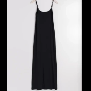 soft touch maxi slip dress - helt ny klänning från ginatricot🩷 prislapp kvar, fick hem den idag! Storlek XS men är i vanliga fall en storlek S. Den är stretchiga i materialet och är tyvärr slut online.🩷