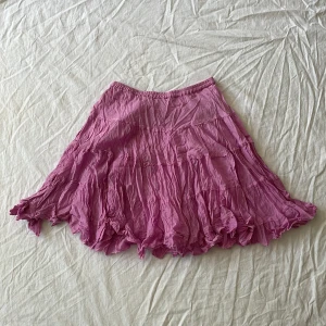 Kjol - Bra skick! Går ungefär till knäna beroende på hur lång man är, den är ca 50cm lång! Har inga andra bilder💗