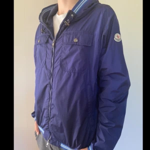 Moncler jacka - Säljer nu en mycket eftertraktad jacka från moncler. Nypris ligger på 10-12 tusen kronor, men den går inte att få tag på längre då det är en äldre modell! Skick 9/10, inga defekter. Hör av er vid funderingar!