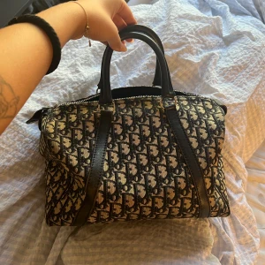 Dior väska  - Säljer min äkta dior väska som är köpt på The Vintage Bar som är en secondhand sida. Vintage!😊 