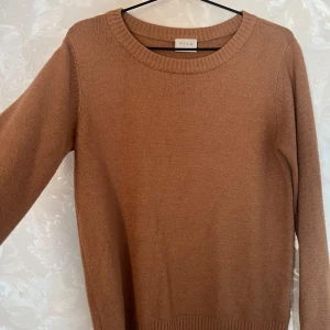 Stickad tröja 🤎 - Mysig brun tröja i fint skick💓🐻