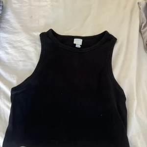 Svart Croptop Linne - Svart Croptop Linne från H&M Storlek L men passar även M.  Köptes för ca 100kr, säljer för 20kr