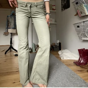 Levis 551 flare gröna - Jättefina jeans jag köpte på plick som tyvärr inte passade mig i midjan. Midja rakt över är 36, skrevet är 18 cm och innebenslängden är 81 cm. Lånade bilder!