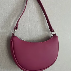 Rosa väska 🩷 - Oanvänd super fin väska💕 säljer då det inte är min stil, mått: bredd= 25cm höjd= 13cm