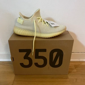 yeezy 350 butter - Ett par helt nya yeezy boost 350 butter, 43 1/3. skorna är nästan oanvända, kvitto samt orginal förpackning finns. Priset kan diskuteras.  Har ni några frågor så är det bara att skriva. 