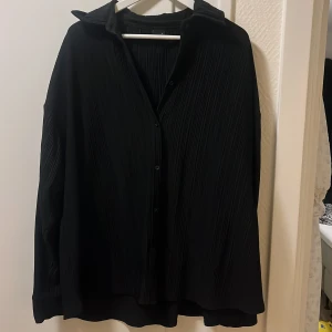 Skjorta - En mjuk skjorta, väldigt skön!  Använd väl men i fint skick, nypris 399kr