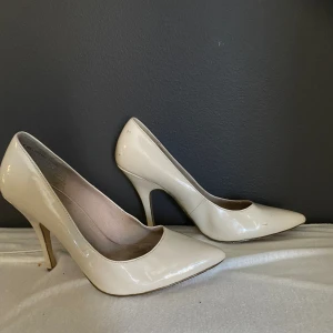 Vita klackskor  - Använda vita klackskor 