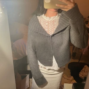 Grå kofta  - supersnygg grå stickad kofta med krage! så fina detaljer där bak. står M men passar även mig med xs/s, klicka gärna på ’köp nu’ 🤗