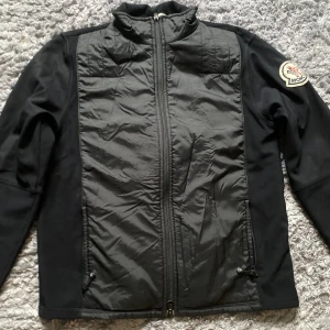 Moncler cardigan  - En lite äldre model i jättefint skick, storlek M och pris kan diskuteras vid snabb affär