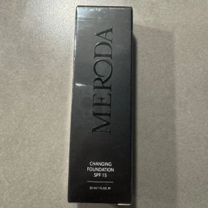 Meroda foundation - Helt ny, oöppnad foundation från meroda som ska anpassa färgen efter din hy. Har aldrig testat denna variant så kan tyvärr inte ge någon respons hur den är✨