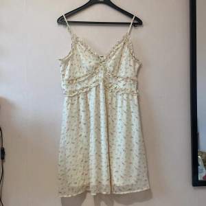 En jätte söt vit klänning med rosa blommor🩷 Använd 1 gång så i väldigt bra skick. Den är från Vero Moda och nypris är 499!