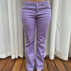 Coola jeans - Säljer dessa coola Jensen från hm! Jätte fint skick och sitter super fint på! 