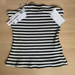 Randig tubtopp från NA-KD -  Helt ny - Helt ny och oanvänd bandeautopp med en inre silikonkant så att den sitter bra. Stretchigt material och jersey-ribbstickning.  Storlek M.   Kan skickas om köparen betalar frakten. Kostar 36 kr med digitala frimärken via PostNord.