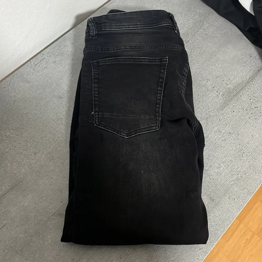 Säljer min svarta byxor eftersom jag inte har en användning av de längre. Storlek S. Använt dom 5-7 gånger. Hör av er vid frågor pris kan diskuteras . Jeans & Byxor.