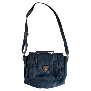 Axelremsväska - Unik och användbar axelremsväska i bra skick🦋💙🐆 Går att justera bandet utifrån hur lång du vill ha den, går tex även att ha som bild 3. Den har 1 yttre fack o 3 innerfack👌🏼 Skriv privat vid intresse eller frågor😊🫶🏻 Köp-nu går även bra att använda💓💓💓