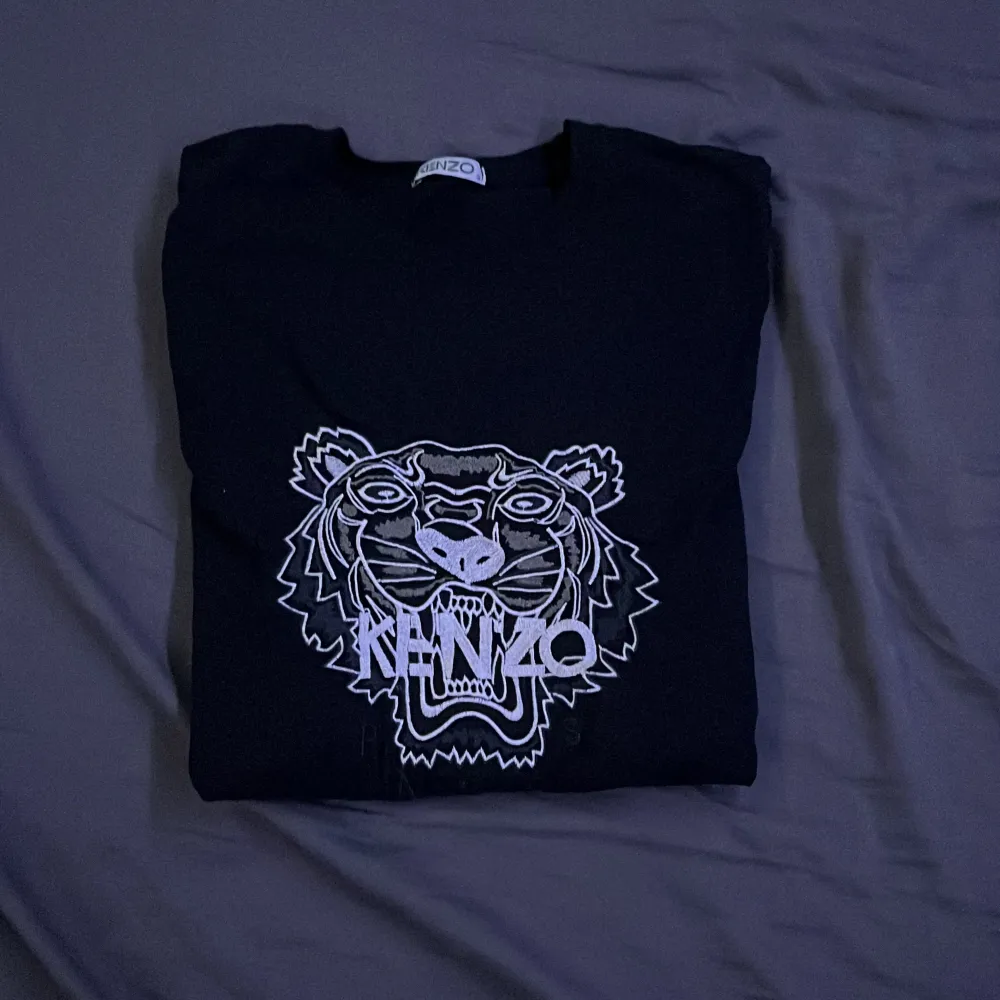 Kenzo T-shirt aldrig använd. Skriv vid intresse eller frågor. T-shirts.