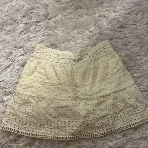 Zara kjol - Supergullig kjol från zara som inte finns kvar längre i finaste ljusgula/krämvita färgen. Den har inbyggda shorts. Storlek 11-12 vilket motsvarar storlek Xs ungefär💓