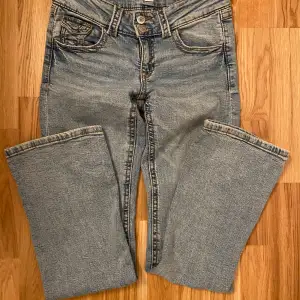 Ett par lågmidjade jeans som är i ett jättebra skick. Från young avdelningen. Skriv till mig privat om du har några frågor! (Extra bilder)