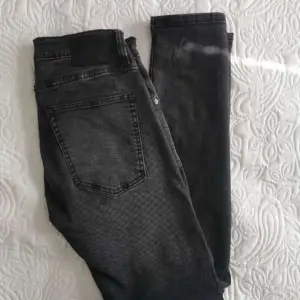 Jättefina svarta jeans i straightmodell med snygg fade, köpt på lager157💕