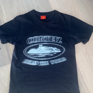 Äkta Corteiz t-shirt  - Sjukt snygg Corteiz t-shirt och passar perfekt till ett par mörka jeans eller shorts. Säljer p.ga av storleken har blivit för stor för tröjan. Säljs i Nyskick, snygg och fräsch tröja inför sommaren 