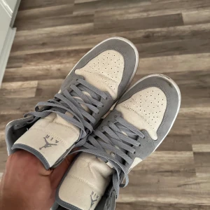 Air Jordan 1 Mid 'Coconut Milk Particle Grey' - Jordans som är i väldigt bra skick men är lite smutsiga bara. Cond 7-8/10