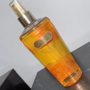 Victoria’s secret body mist hello darling  - Victoria’s secret body mist Hello darling 250 ml❤️endast testad. Luktar gott, blommigt och sött😻Men måste rensa bland mina saker🌸 Vintage / gamla modellen av VS body mists🛍️💗✨Säljer flera parfymer & kommer mer,köp gärna med bundle ❤️😻🫶🏼