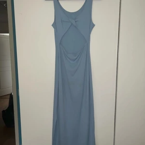 Klänning - En tunn babyblå klänning från Shein i storlek S  Klänningen har öppen rygg (se bild) samt slits