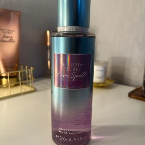 Victoria’s secret bodymist  - Hej, säljer en bodymist från victoria’s secret 💕 köparen står för frakt