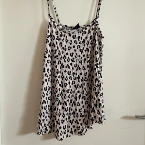 Leopard linne - Ett linne med leopard mönster