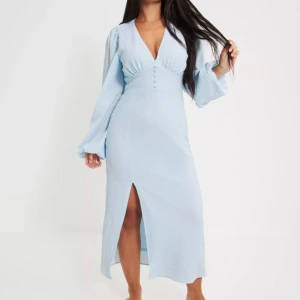 Klänning - Suuuperfin klänning från Gina Tricot som tyvärr aldrig kommit till användning (prislapp kvar)💞 Ord. Pris: 499kr