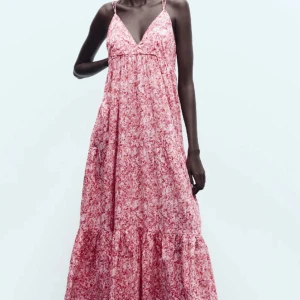 Långklänning zara - Superfin rosa långklänning från Zara!🩷 Sparsamt använd 