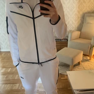 Nike tech - Vit Nike tech den är i helt okej skick. Jätte fin vit och fräch dress. Den passar dig om du är från 175-185. Till mig passar den bra och ja är 183.