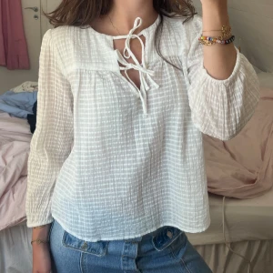 Vit blus GAP - Väldigt gullig blus från GAP som ör använda ett fåtal gånger. 