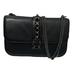 Valentino väska🥰 - Hade velat köra en intressekoll på min fina Valentino Garvani rockstud, Glam Lock väska i Noir. Den är i använt skick men är mycket fin med få repor.  Nypris ca. 15.000kr Kvitto,  låda och dustbag finns❣️