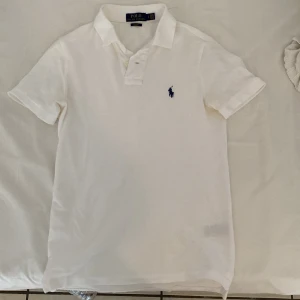 Ralph Lauren Piké - Säljer min Ralph Lauren piké då den inte används längre, skicket är riktigt bra och bara använd ett fåtal gånger, köpt på Ralph Lauren i Stockholm.