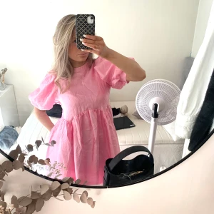 Rosa sommarklänning🌸 - Säljer denna fina rosa sommarklänning🩷Nypris 600kr🌸