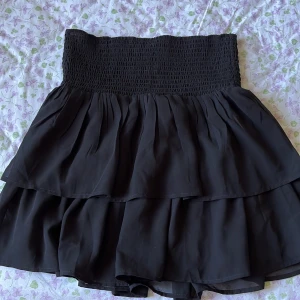 Volangkjol  - Volangkjol i jättefint skick. Är i storlek 158/164 men skulle säga att den passar även xs-s