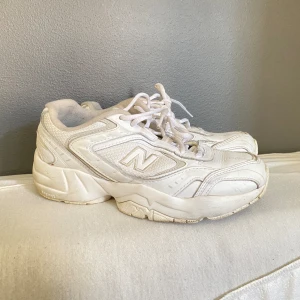 New Balance, vita  - Hej  Använt ett par gånger 