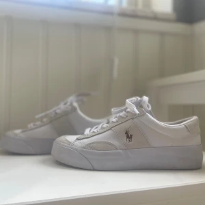 Ralph lauren skor - KLICKA INTE PÅ KÖP NU!! Säljer ett par jätte fina Ralph lauren skor i strl 36. Andvända endast 2 ggr så är i väldigt fint skick. Original pris ca 1100-1200kr. Kontakta mig innan köp och vid eventuella frågor/ fler bilder ❤️pris går att diskutera 