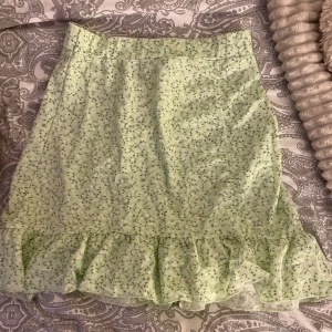 Grön blommig kjol - Som ny